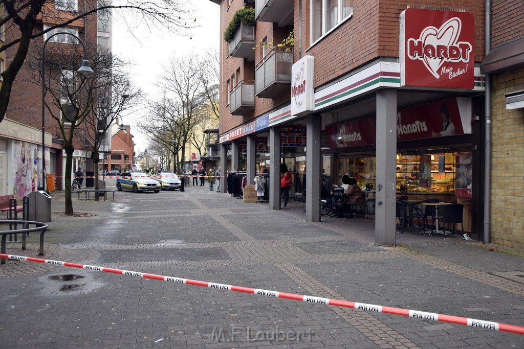 Einsatz BF Koeln Messerstecherei Koeln Porz Josefstr P22.JPG - Miklos Laubert